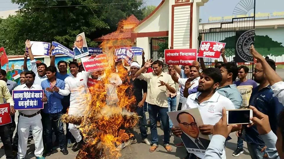 गोरखपुर में धू -धू कर जला मुख्यमंत्री आदित्यनाथ का पुतला