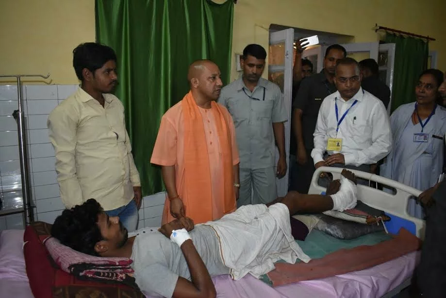 CM योगी की गोंडा यात्रा:फरियादियो को पुलिस ने धक्का देकर बाहर का रास्ता दिखाया ,पत्रकार बने रहे बंधक